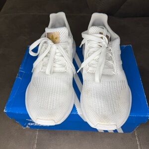 ADIDAS SWIFT RUN WOMENS RUNNING SHOES White and Gold Sneakers 7.5